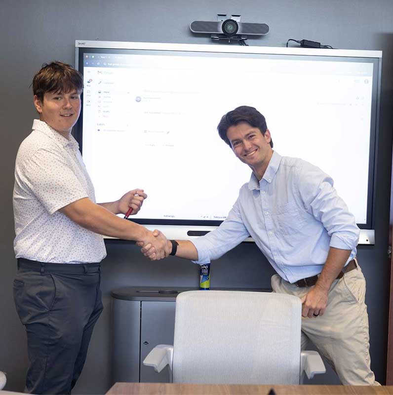 Viewing data on projector screen